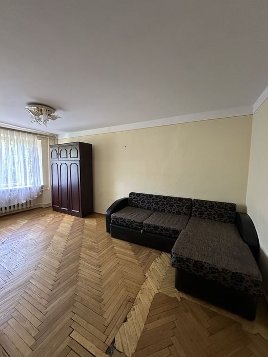 Продається 3 кім чешка в районі Комарова на 2 поверсі