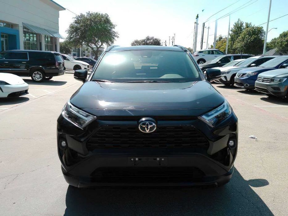 Toyota RAV4 XLE Premium      2024