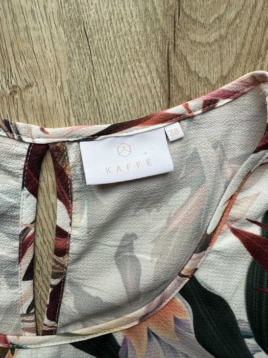 Letnia sukienka KAFFE w tropikalny wzór, rozmiar 38