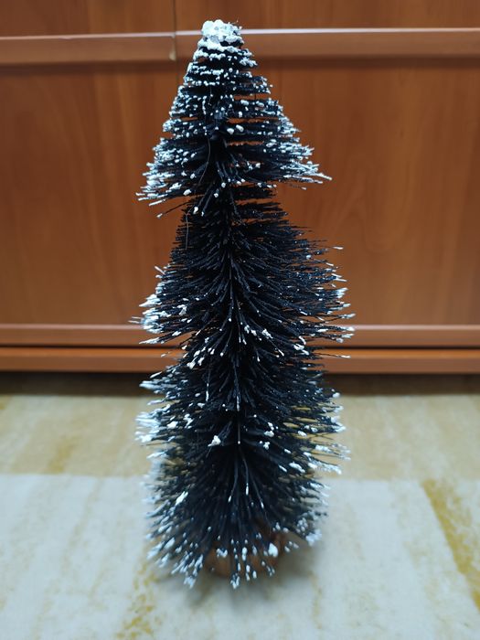 Сувенир декоративная новогодняя елка заснеженная зеленая 29 см