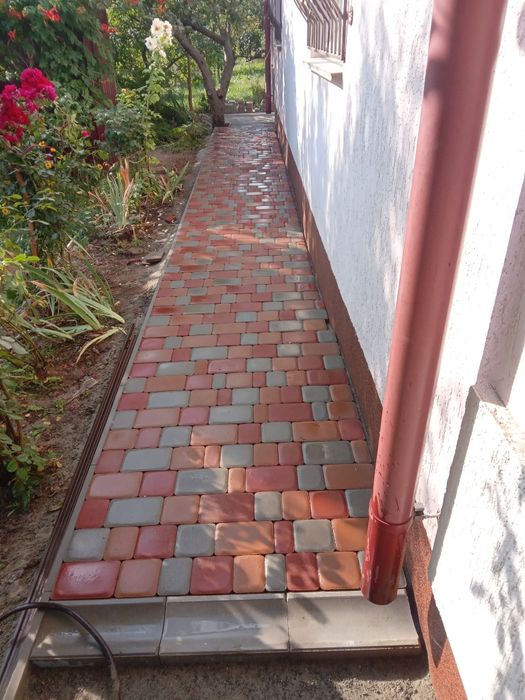 Укладка тротуарної плитки брущятки граніта