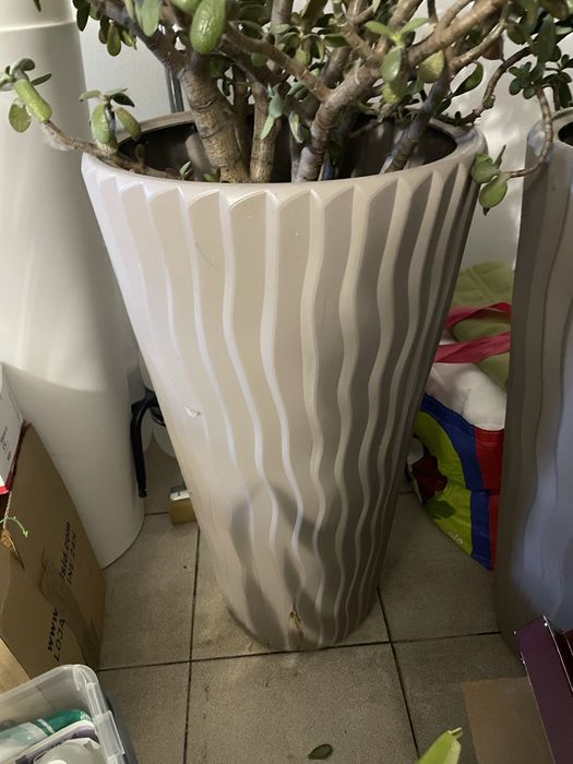 Vasos decorativos altos com plantas artificiais