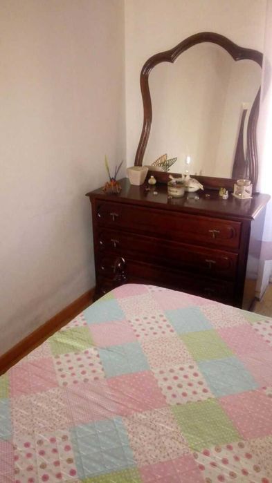 Mobília de Quarto de Casal em Madeira Castanho Maciça