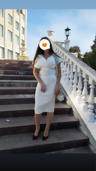 Біла сукня міді з акцентним поясом на талії, розмір 36