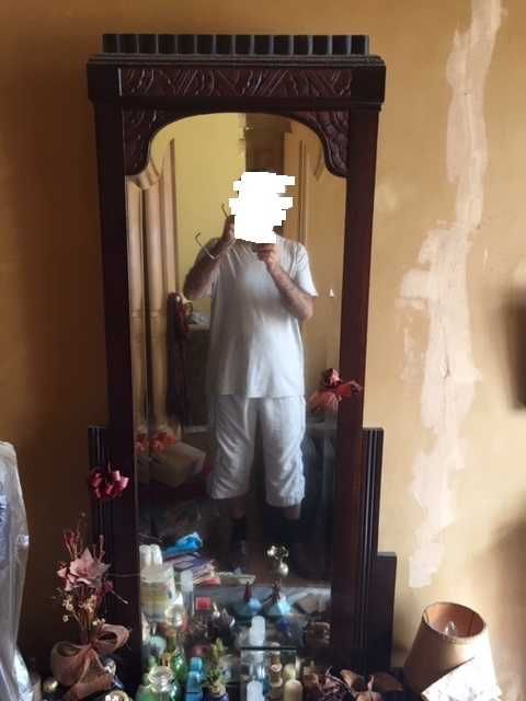 Mobilia de quarto, em madeira maciça, antiga, em bom estado.