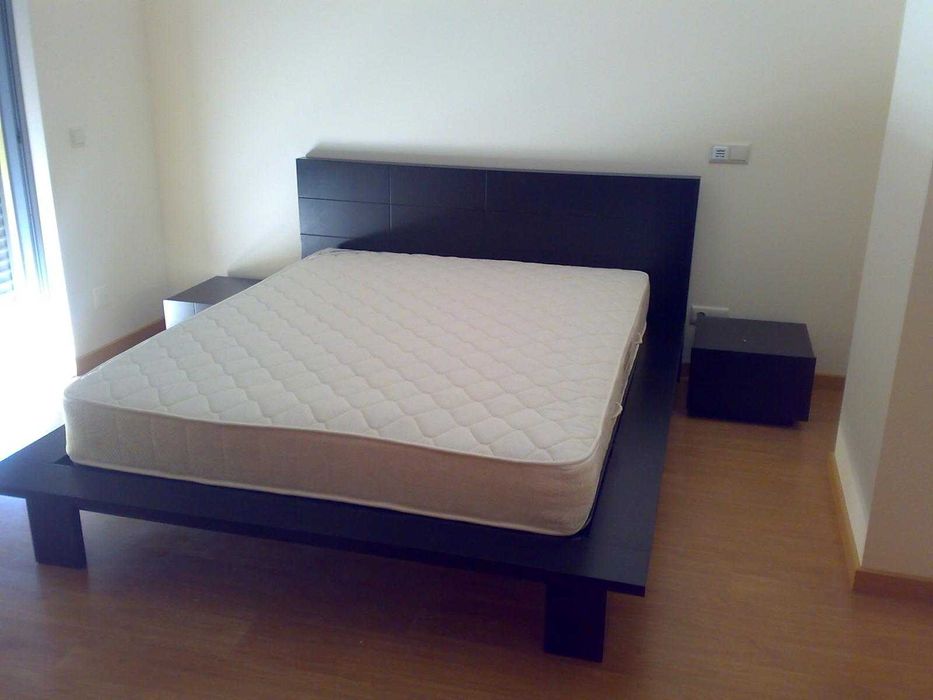 Cama + 2x Mesas de cabeceira - Madeira