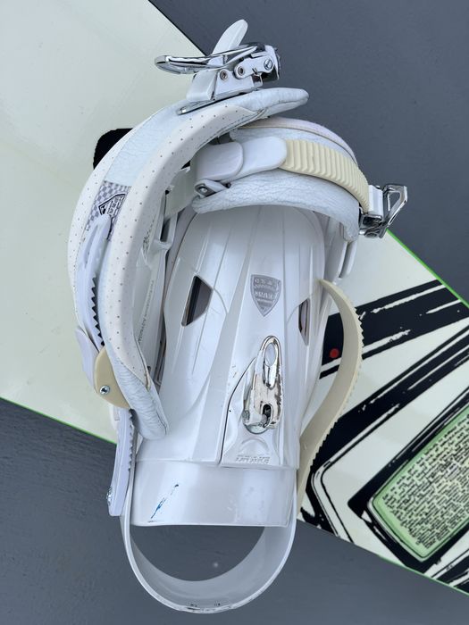 Сноуборд з кріпленнями.