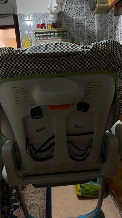 Cadeira de refeições para bebê.