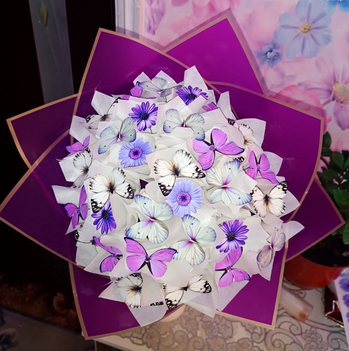 Подарунок. Букет з пір'ячком і сердцями. Букет з метеликами.