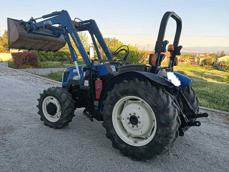 Trator New Holland TN60A Carregador frontal.
