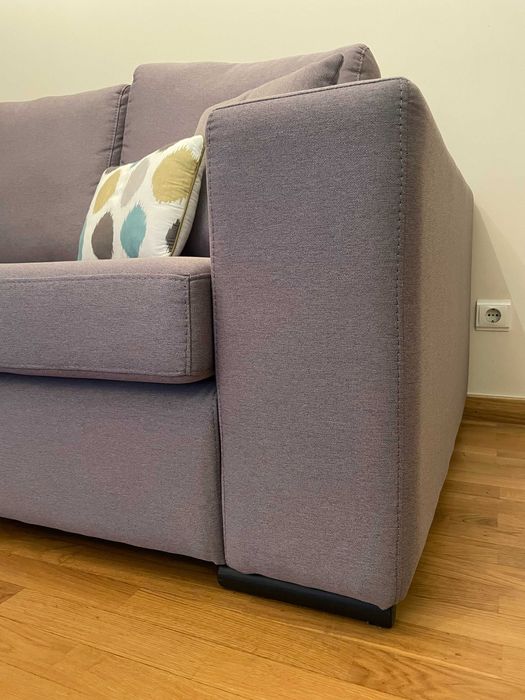 Sofá (praticamente novo), com 240x100cm e poof/chaiselong com 90x70cm