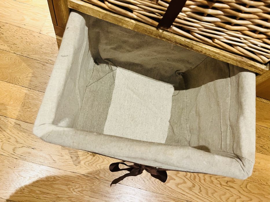 Móvel de madeira com cestos de vime