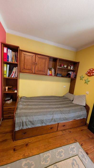 Cama e estúdio com secretária de estantes - ARC