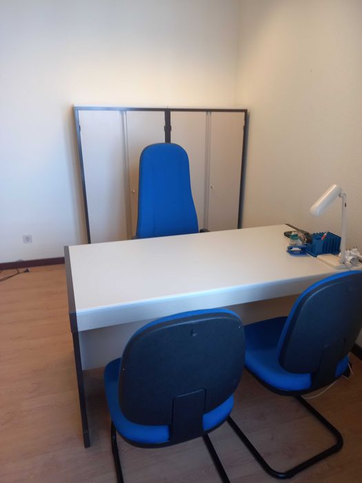 Secretária de escritório em metal com cadeiras