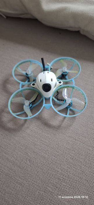 Dron Air 75 baterie i ładowarka.