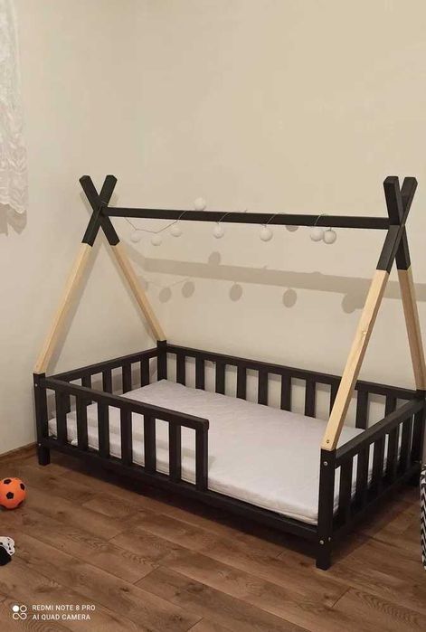 Łóżko  Drewniane Domek z balaskami