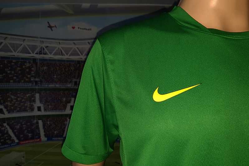 The Celtic F.C. Nike DriFit 2010-11 training shirt/pre-match size: M