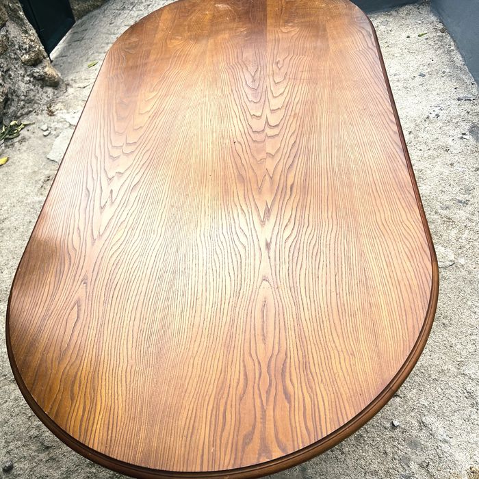 Mesa de Jantar Oval em Madeira