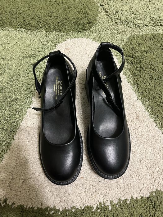 Чорні туфлі на підборах