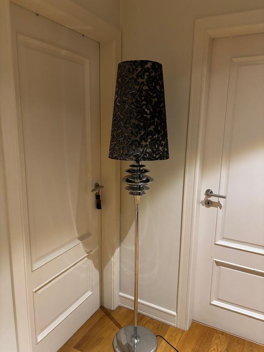 Candeeiro de pé com abajur