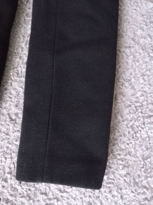 Czarny płaszcz z koronką