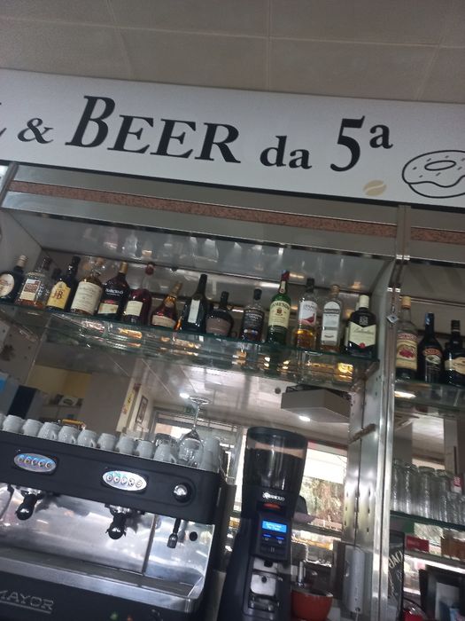 Vendo trespasse de café, com 2 pisos,sala de fumadores.  200mts quadrados, licença até às 2 da manhã