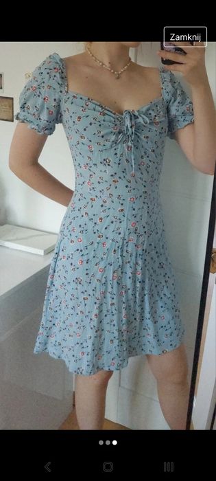 Sukienka z bufiastymi rękawami z dekoltem