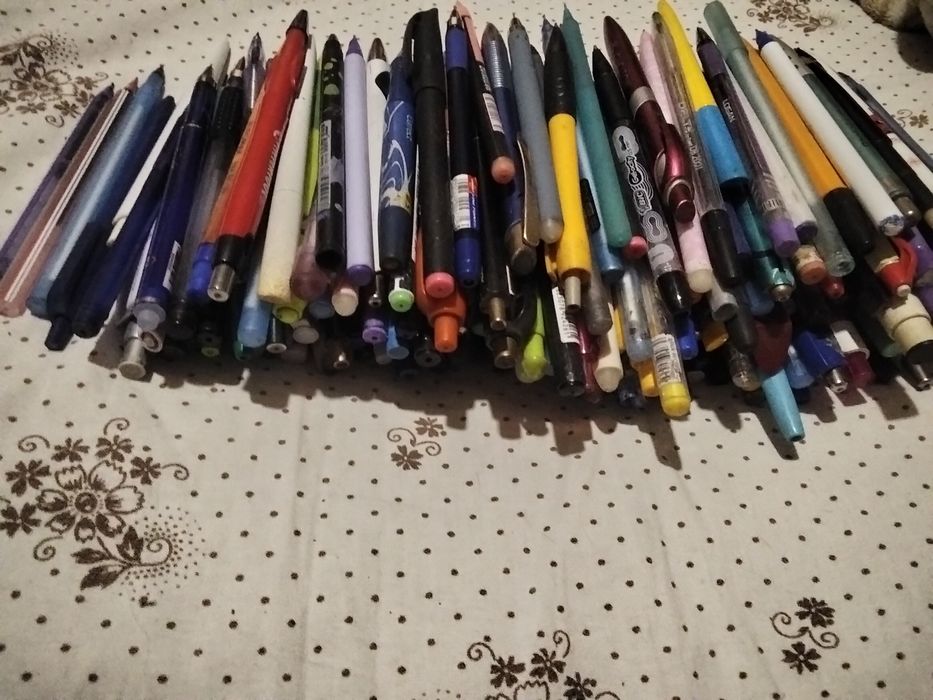 Канцелярія олівці ручки лінійка гумка обкладинка файли папір А4