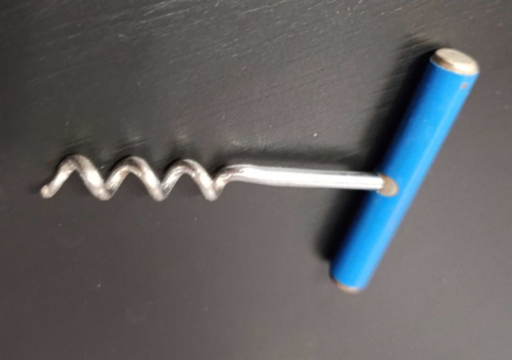 Antigo Saca rolhas, de Adega, anos 70, em inox revestido da pega