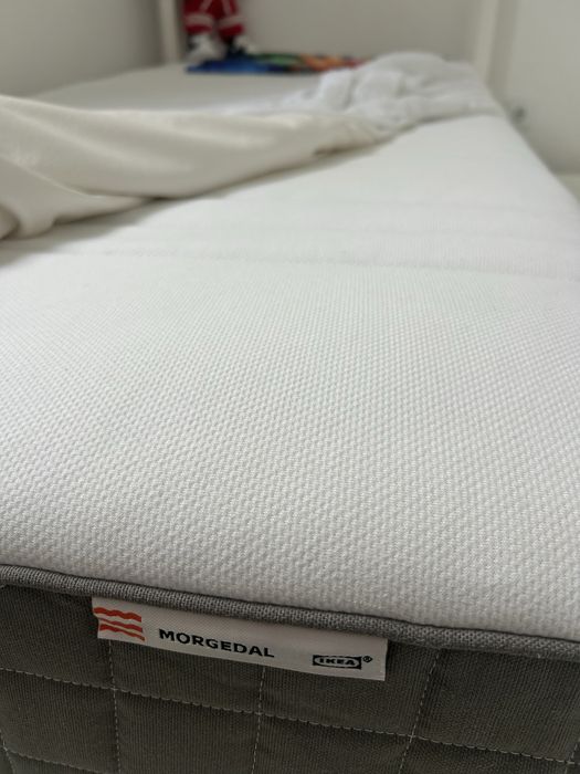 Cama infantil com recuo.
