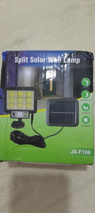 Split Solar Wall Lamp — сучасний вуличний світильник на сонячній батареї.