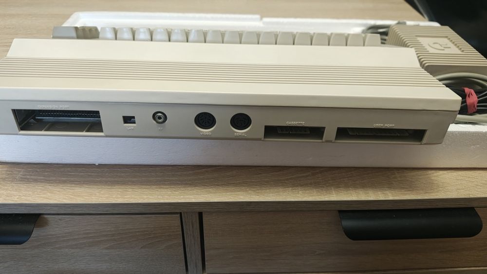 Sprzedam Commodore c 64  stan sklepowy
