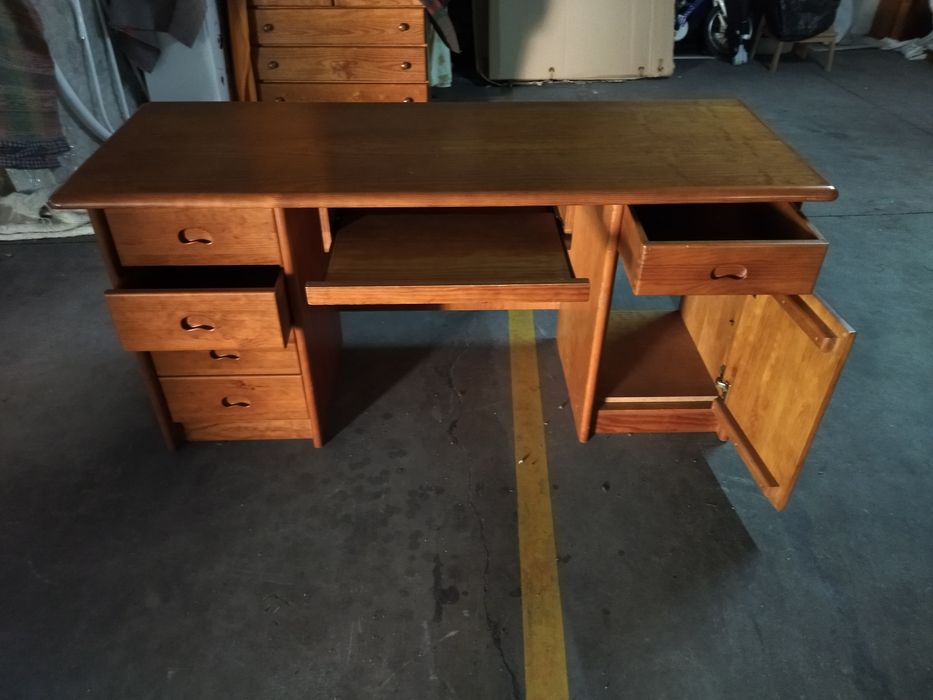 Secretária em pinho mel