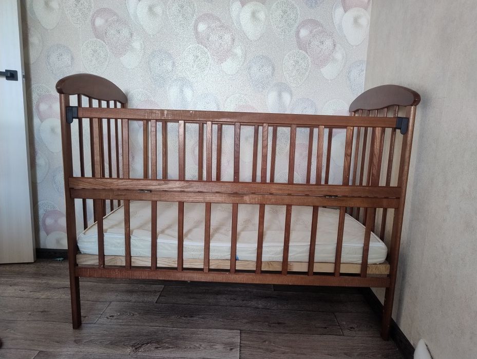 Дитяче ліжко з матрацом