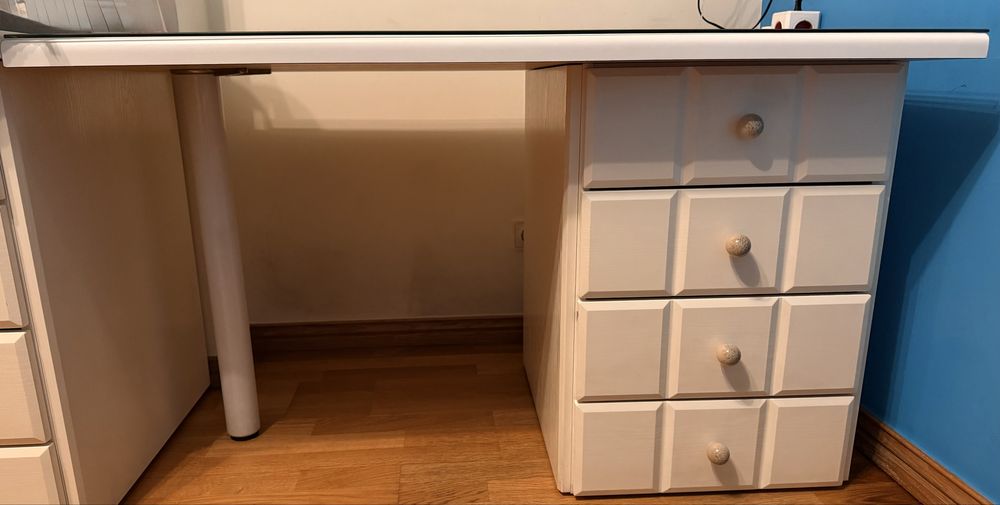 Secretária e Mesa de cabeceira