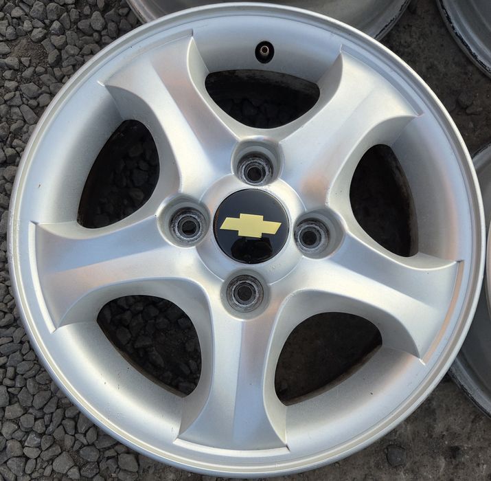 4 114,3 R15 Chevrolet Lacetti Daewoo Nubira  Hyundai Nissan