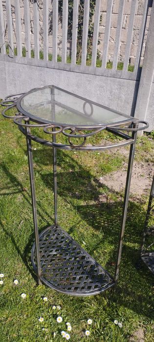 Metalowa konsola z przeszklonym blatem