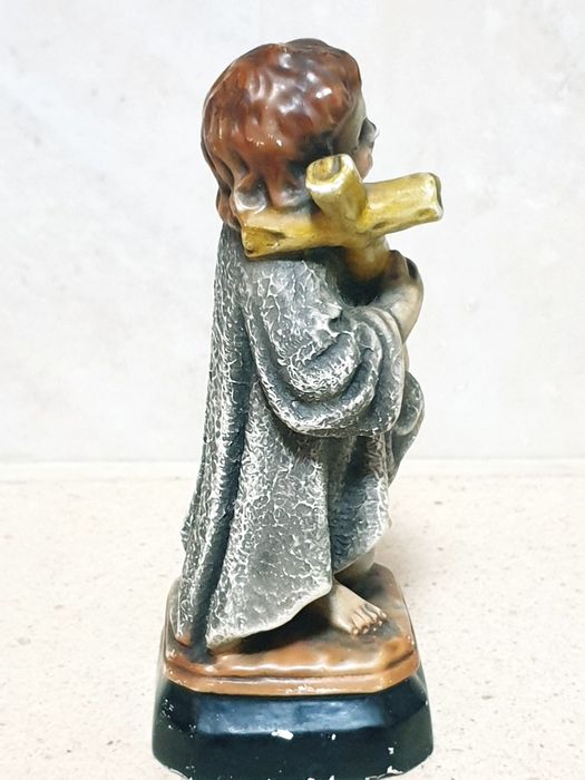 Pequena amorosa figura Menino Jesus com a cruz em cerâmica portuguesa