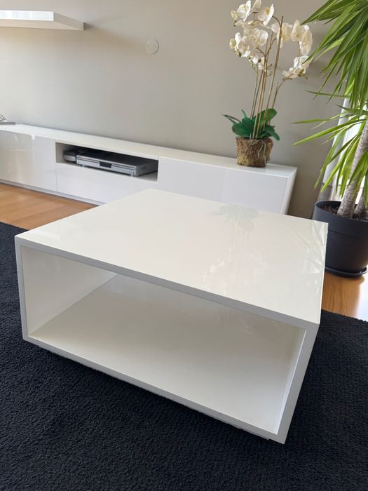 Conjunto de móveis de sala lacados a branco. Preço reduzido!