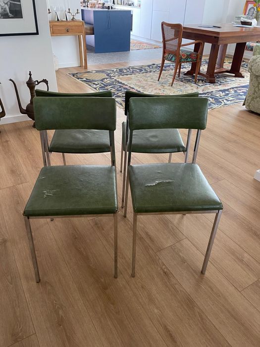 Conjunto de 4 cadeiras vintage em napa verde e estrutura cromada