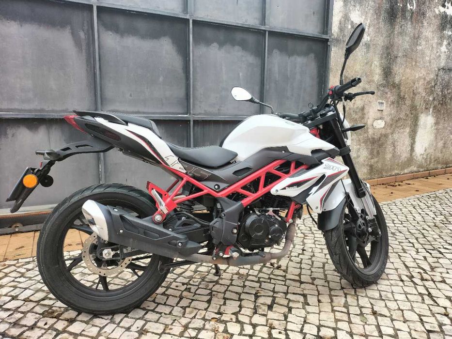Benelli BN125 com topcase incluída