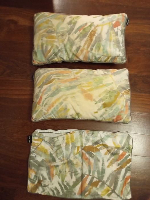 Almofada , abajur, cadeira e mesa