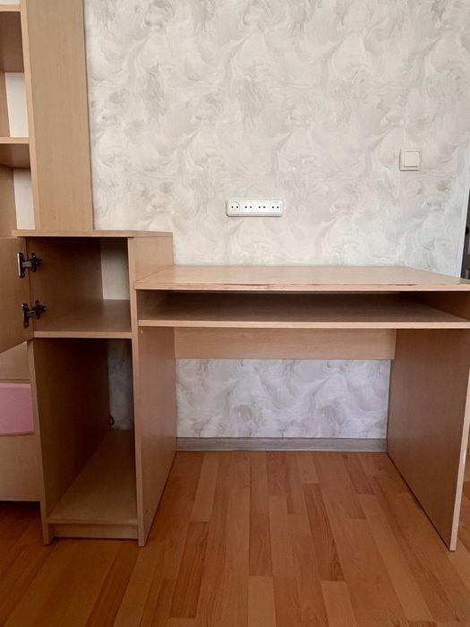Шкаф зі столом в гарному стані.