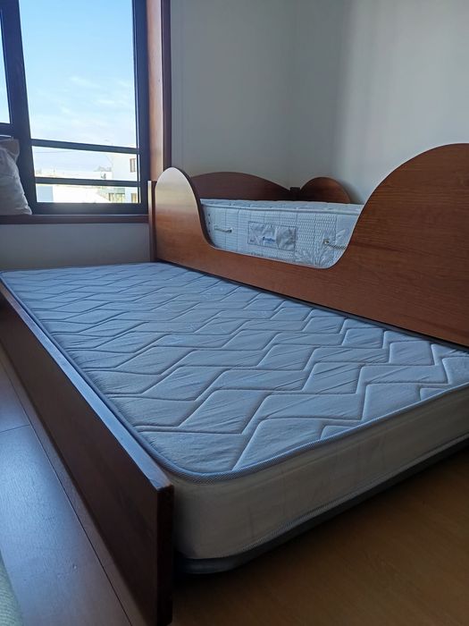 Cama dupla de solteiro em madeira cerne