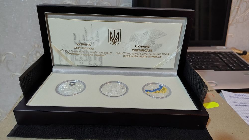 Набір із трьох срібних  монет `Державні символи України`у футлярі'
