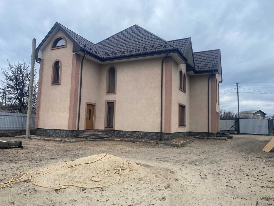 Продаж просторого будинку біля озера!