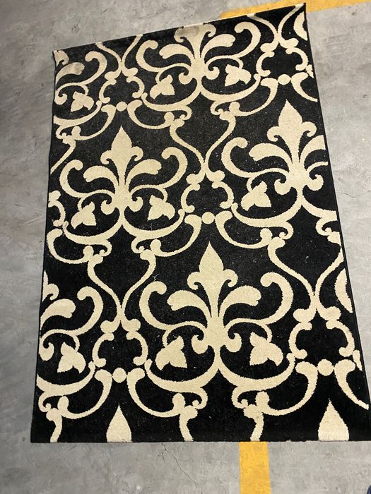 Tapete preto e branco428622795852359681