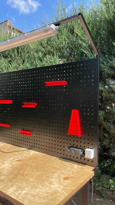 Stół warsztatowy z tablicą i lampą LED. Zawieszki, gniazda 230V