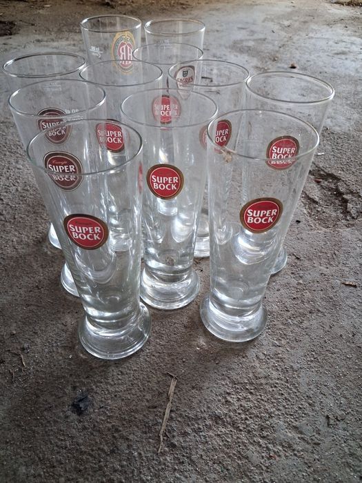 Copos de fino, martini cerveja e whisky