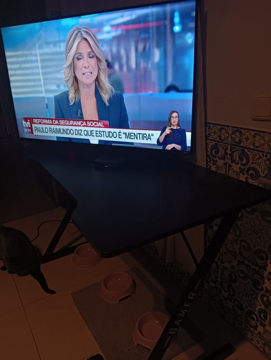 TV 4k mais mesa gaming preta artigos como novos
